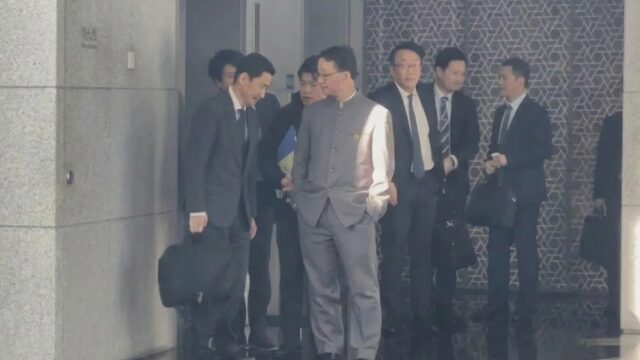 両手をポケット