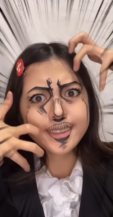 様子のおかしい美人