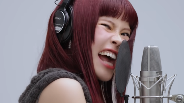 片目をつぶる表情